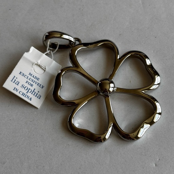Lia Sophia flower pendant/ Brand NEW with tags in box - Picture 2 of 8